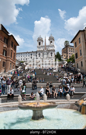 Place d'Espagne avec Fontana della Barcaccia, l'église de Trinita dei Monti, Rome, Italie Banque D'Images