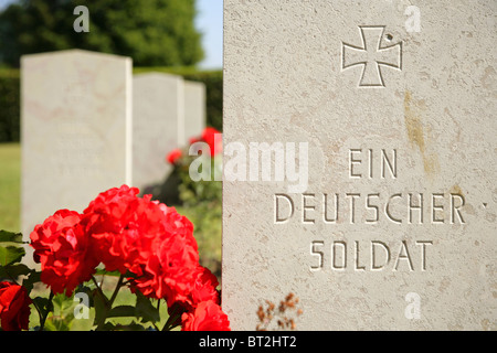 Pierre tombale sur la tombe du soldat allemand inconnu de la Commonwealth War Graves, France. Banque D'Images