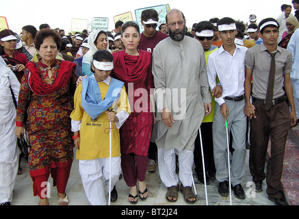 CM Advisor, Sharmila Farooqi conduit à pied à Quaid-e-Azam Mausolée, à l'occasion de la 'Journée de la canne blanche" à Karachi Banque D'Images