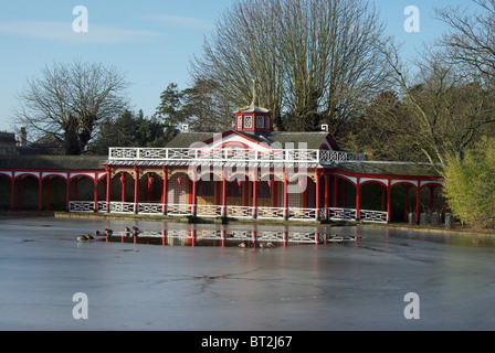 La laiterie chinoise à Woburn Abbey Gardens, dans le Bedfordshire, prise en hiver quand l'étang a été gelé Banque D'Images