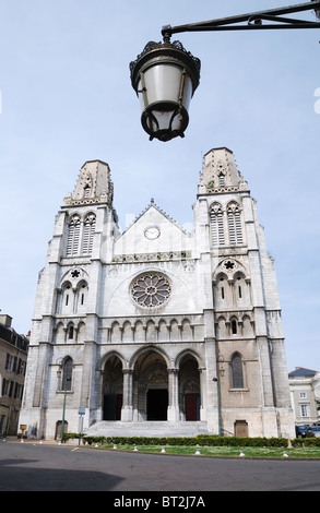 La cathédrale catholique est photographié de loin. Au premier plan il y a une lampe de rue et l'accent est mis sur la lanterne. Banque D'Images