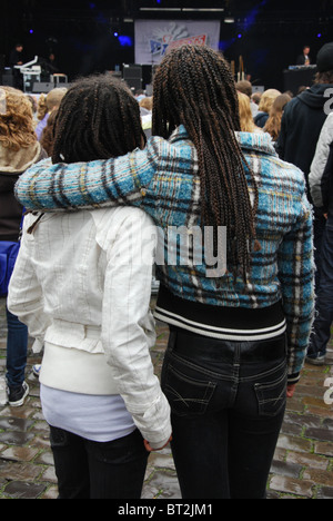 Couple rasta dans la foule au concert de rock Banque D'Images