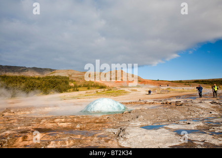 Un eruptiong à geysir Geyser en Islande, l'endroit après lequel tous les mondes geysirs sont nommés. Banque D'Images