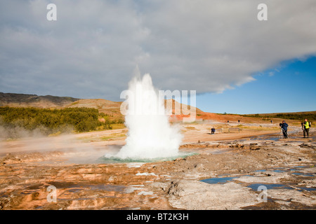 Un eruptiong à geysir Geyser en Islande, l'endroit après lequel tous les mondes geysirs sont nommés. Banque D'Images