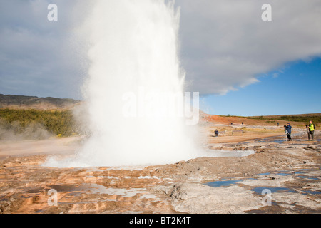 Un eruptiong à geysir Geyser en Islande, l'endroit après lequel tous les mondes geysirs sont nommés. Banque D'Images