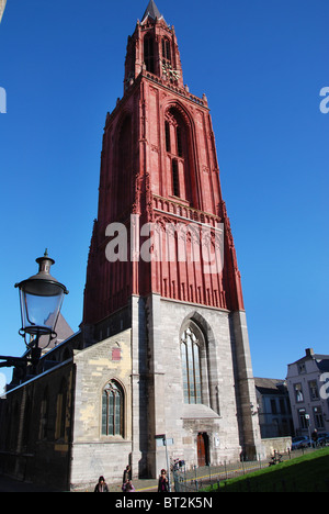 Henric van Veldeke square avec tour rouge de l'église St Johns Pays-bas Maastricht Banque D'Images