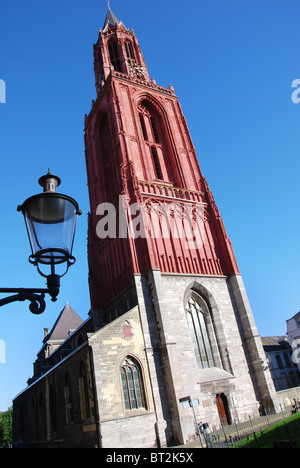 Henric van Veldeke square avec tour rouge de l'église St Johns Pays-bas Maastricht Banque D'Images