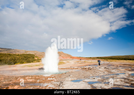 Un eruptiong à geysir Geyser en Islande, l'endroit après lequel tous les mondes geysirs sont nommés. Banque D'Images