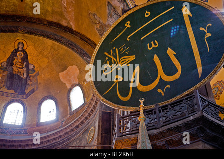 Hagia Sophia (Sainte Sophie) (Ste Sophie) Mosquée Musée de l'Église maintenant à Istanbul en Turquie. Grande coupole vue intérieure 100829 Turquie Banque D'Images