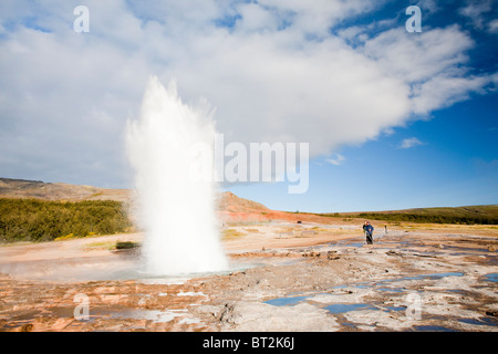 Un eruptiong à geysir Geyser en Islande, l'endroit après lequel tous les mondes geysirs sont nommés. Banque D'Images