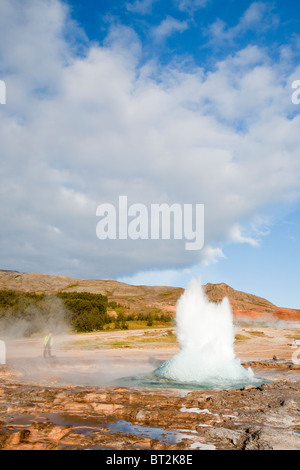 Un eruptiong à geysir Geyser en Islande, l'endroit après lequel tous les mondes geysirs sont nommés. Banque D'Images