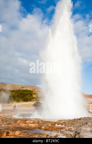 Un eruptiong à geysir Geyser en Islande, l'endroit après lequel tous les mondes geysirs sont nommés. Banque D'Images