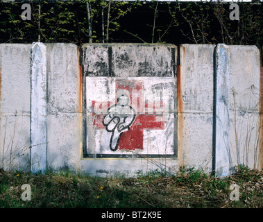 Graffiti sur un mur de béton illustrant la réglementation de la sécurité (premiers soins) dans une ancienne caserne russe Leipzig, Saxe, Allemand Banque D'Images