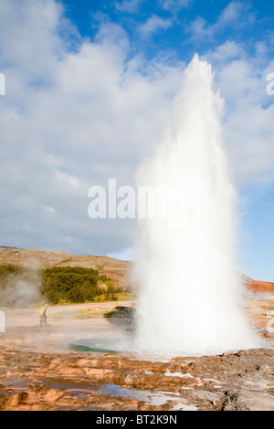 Un eruptiong à geysir Geyser en Islande, l'endroit après lequel tous les mondes geysirs sont nommés. Banque D'Images