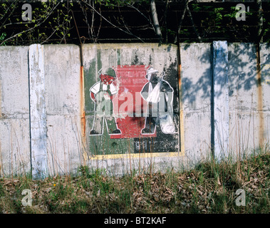 Graffiti sur un mur de béton illustrant la réglementation de la sécurité (protection) dans une ancienne caserne russe Leipzig, Saxe, Allemand Banque D'Images