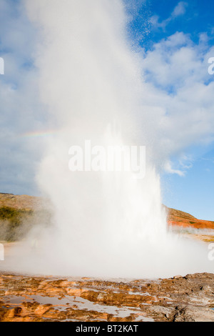 Un eruptiong à geysir Geyser en Islande, l'endroit après lequel tous les mondes geysirs sont nommés. Banque D'Images