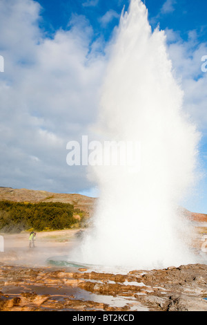 Un eruptiong à geysir Geyser en Islande, l'endroit après lequel tous les mondes geysirs sont nommés. Banque D'Images