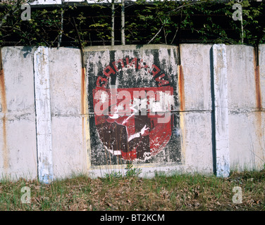 Graffiti sur un mur de béton illustrant la réglementation de la sécurité (choc électrique) dans une ancienne caserne russe Leipzig, Saxe, Allemand Banque D'Images