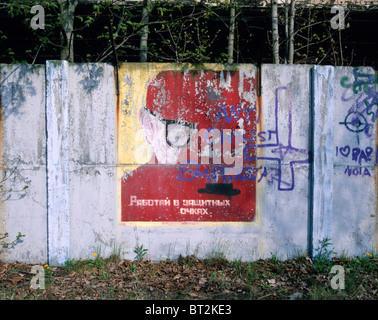 Graffiti sur un mur de béton illustrant la réglementation de la sécurité (protection des yeux) dans une ancienne caserne russe Leipzig, Saxe, Allemand Banque D'Images