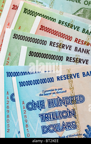 Billets d'hyperinflation zimbabwéenne de 10 à 100 milliards de dollars à partir de 2008 Banque D'Images