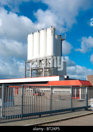Des silos pour le stockage du ciment et du mortier Banque D'Images
