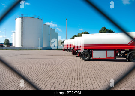 Les réservoirs de carburant vus de derrière une clôture Banque D'Images