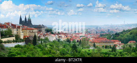 Beau panorama des toits rouges de la vieille ville de Prague. Banque D'Images