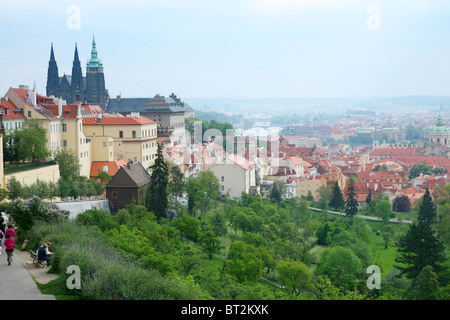 Magnifique paysage de toits rouges de la vieille ville de Prague. Banque D'Images