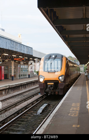 Cross Country train arrivant en gare de Southampton Banque D'Images