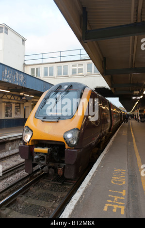 Cross Country train à la gare de Southampton, sur le point de quitter la station. Banque D'Images