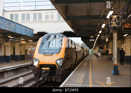 Cross Country à propos de train de s'éloigner de la gare Southampton Banque D'Images