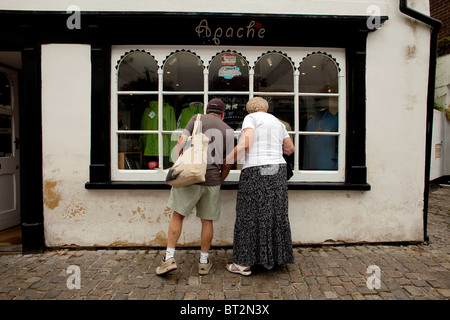 Un couple marié, la maintenant sur l'autre, comme ils vont faire du shopping dans la fenêtre Hampshire Ville de Lymington. DAVID MANSELL Banque D'Images