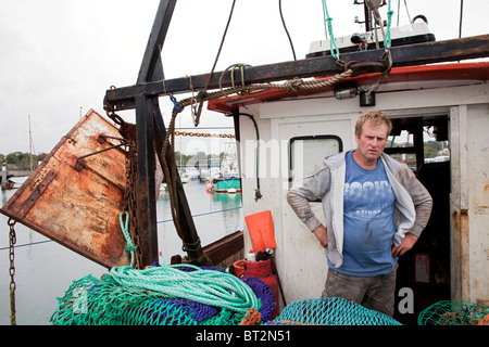 Pêcheur côtier locaux jour Andy Mitchell vu sur son bateau dans la côte sud ville Hampshire Ville de Lymington. DAVID MANSELL Banque D'Images