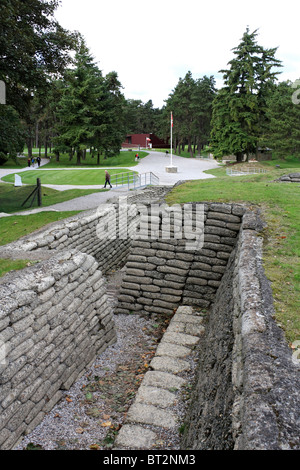 Tranchées sur l'emplacement de la bataille de la crête de Vimy près d'Arras, Nord, France où des soldats canadiens ont combattu et sont morts au cours de la PREMIÈRE GUERRE MONDIALE. Banque D'Images