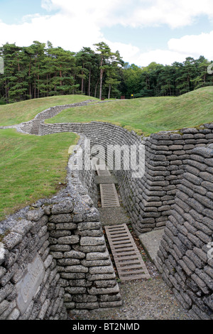 Tranchées sur l'emplacement de la bataille de la crête de Vimy près d'Arras, Nord, France où des soldats canadiens ont combattu et sont morts au cours de la PREMIÈRE GUERRE MONDIALE. Banque D'Images