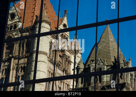 Reflet de la Trinité dans l'église moderne à proximité gratte-ciel de verre. Copley Square, Boston, Massachusetts, USA Banque D'Images