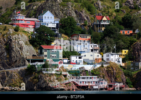 La batterie.Maisons perchées sous les falaises de signal Hill à St.Johns, Terre-Neuve, Canada Banque D'Images