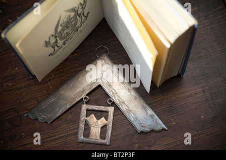 Franc-maçon Mason, maçonnique passé Master Medal angle droit symbole carré. Avec livre franc-maçon Londres Royaume-Uni Banque D'Images