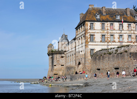 Les touristes sur la plage en face de la baie du Mont Saint Michel / Saint Michael's Mount abbaye, Normandie, France Banque D'Images