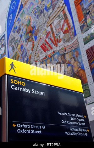 Lisibles London Street Sign in Carnaby Street Soho avec peinture murale intitulée "L'esprit de Soho' Banque D'Images