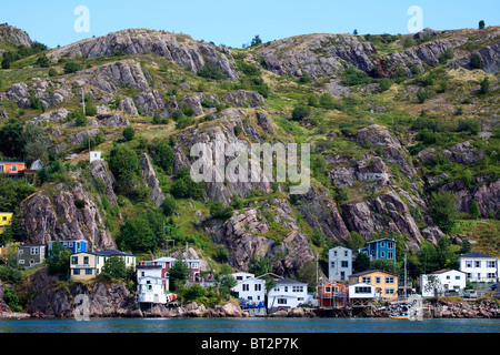 La batterie. Maisons perchées sous les falaises de Signal Hill à St.Johns, Newlandland, Canada Banque D'Images