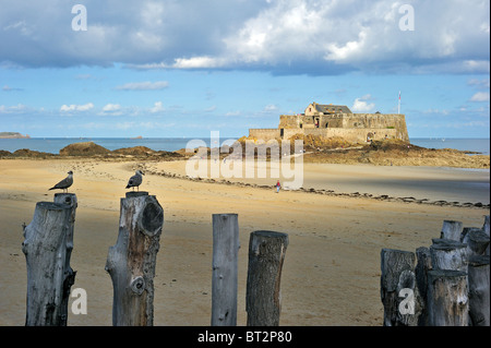 Fort National à marée basse à Saint-Malo, Bretagne, France Banque D'Images