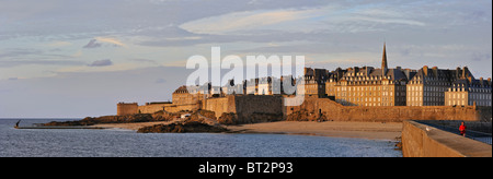 Vue sur la ville fortifiée de Saint-Malo mole au coucher du soleil, Bretagne, France Banque D'Images