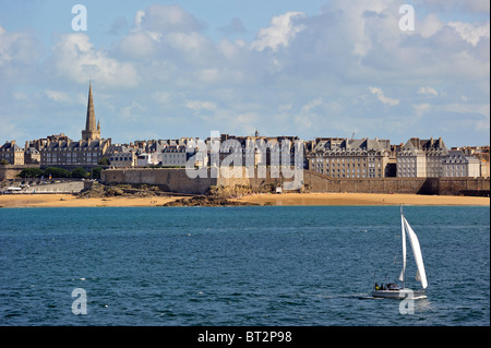 Vue sur la ville fortifiée de Saint-Malo, Bretagne, France Banque D'Images