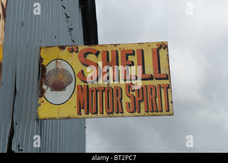 Moteur Shell signe sur l'esprit garage abandonné Banque D'Images