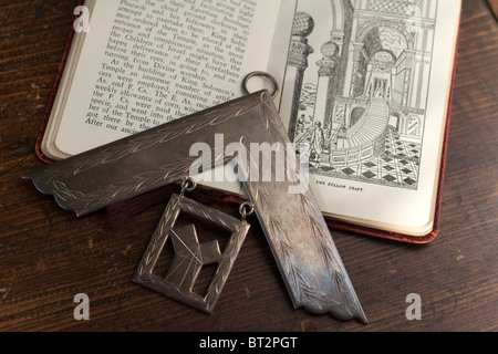 Médaille maçonnique du maître passé avec symbole carré à angle droit et livre franc-maçon, Royaume-Uni Banque D'Images
