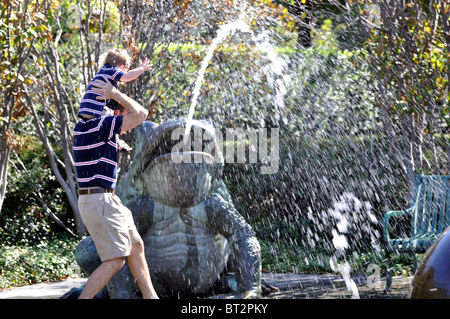 Père et fils, Arboretum de Dallas, Texas, USA Banque D'Images