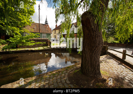 Le Tillingbourne continu au Surrey village de Shere, près de Guildford Banque D'Images