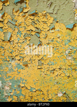 L'ancien mur fissuré et peint Banque D'Images