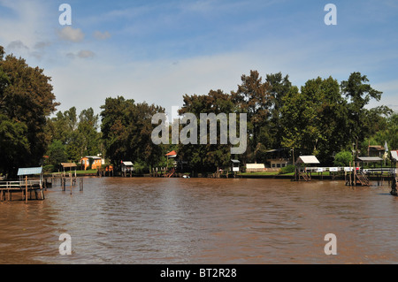 Maison de vacances pontons, bungalows, jardin des clairières et des arbres le long des rives de la rivière Delta du Parana, Sarmiento, Buenos Aires Banque D'Images